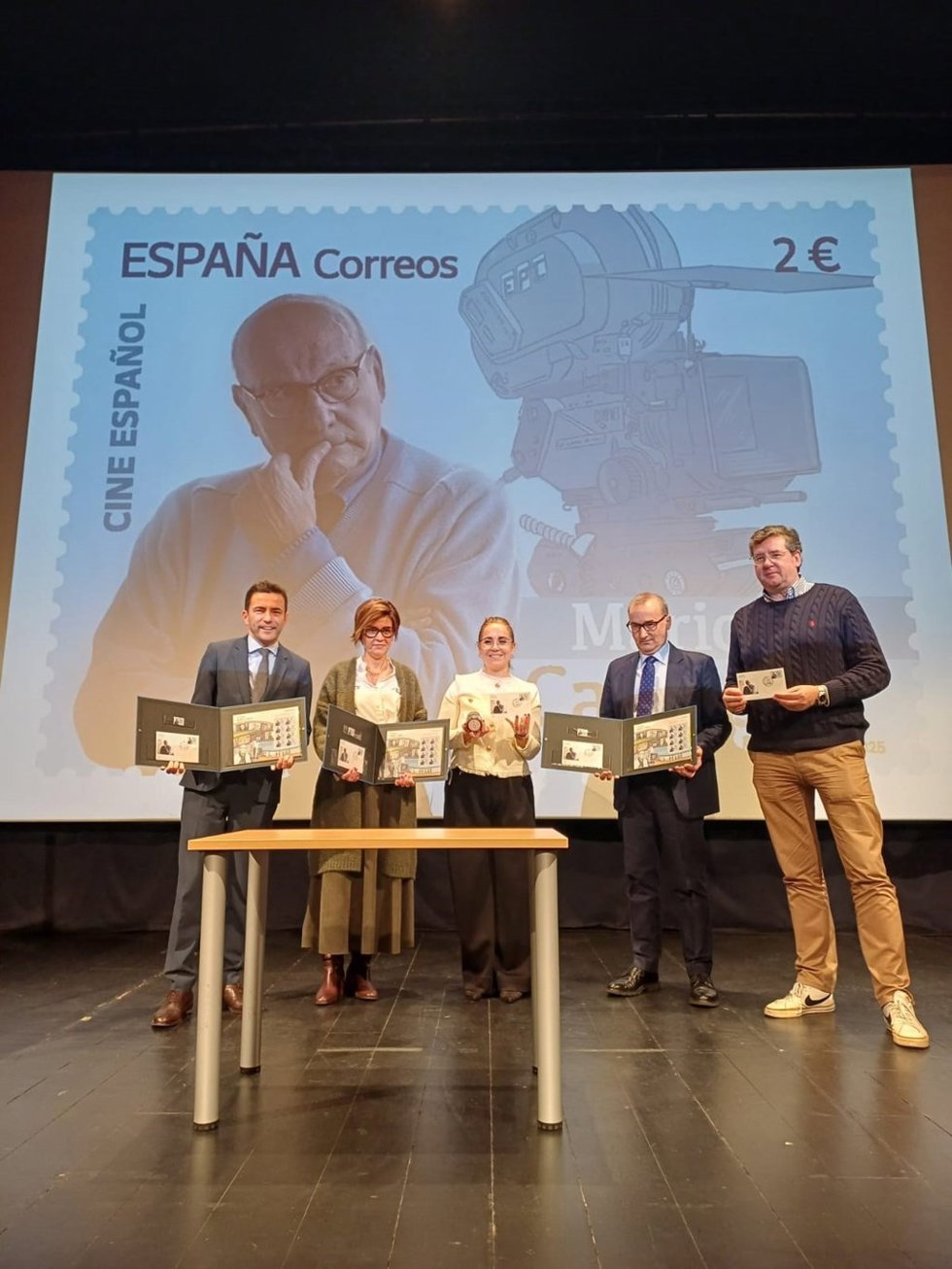 Correos presenta en la Filmoteca el sello dedicado al cineasta cántabro Mario Camus.