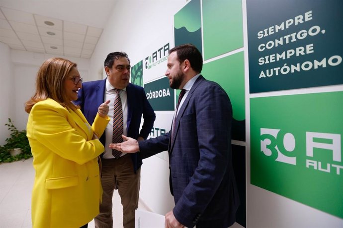 Rafael Amor (centro), en su reunión con Natalia Márquez y Agustín López.