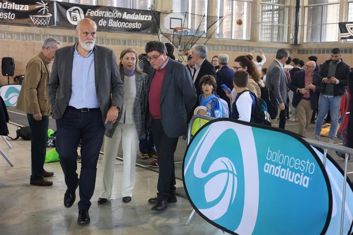 El vicepresidente segundo de Diputación de Cádiz y responsable de su Servicio de Deportes, Javier Vidal, y el delegado territorial de Desarrollo Educativo de la Junta de Andalucía en Cádiz, José Ángel Aparicio, en la Feria del Deporte y la Vida Sana.