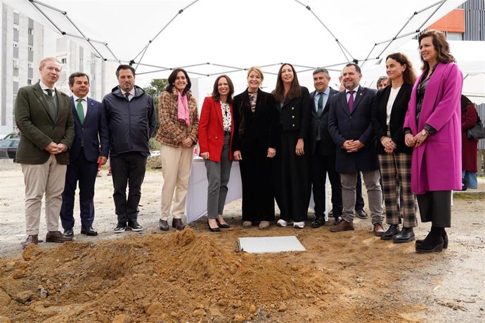 La consejera de Fomento,Rocío Díaz (5i), y la consejera de Inclusión Social,, Loles López (5d), junto a la alcaldesa de Huelva, Pilar Miranda (c), en el acto de colocación de la primera piedra de una promoción de viviendas protegidas en San Antonio.