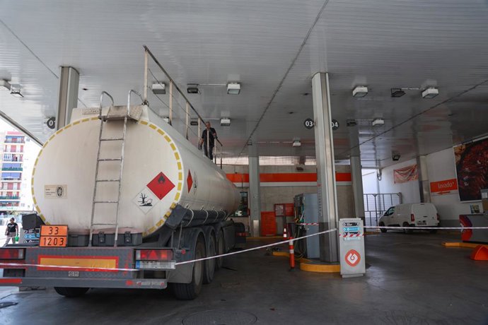 Archivo - Un camión cisterna rellena el combustible de los depósitos de una gasolinera de Sevilla. A 29 de abril de 2025 en Sevilla, Andalucía (España). Tras el inesperado apagón que dejó sin suministro eléctrico a el país en la jornada de ayer, Sevilla h