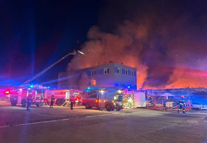 Imagenes del incendio provocado por el ataque a una sede de una empresa de defensa israelí en la localidad de Pardubice.