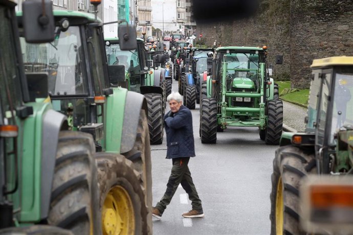 Archivo - Manifestantes  durante una tractorada en contra del acuerdo alcanzado de Mercosur, a 12 de enero de 2026, en Lugo, Galicia (España). Productores de lácteos y carne se movilizan en la serie de protestas a lo largo de Europa contra el acuerdo alca