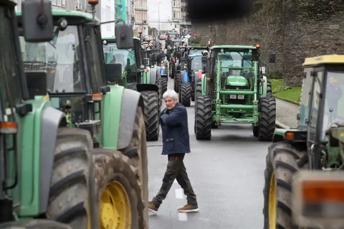 Manifestantes durante una tractorada contra el acuerdo de Mercosur
