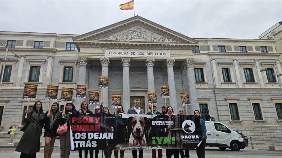 Despliegue de cartel frente al Congreso.