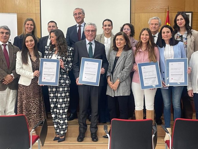 Botella (3ª dcha.) en el acto de entrega de certificados.