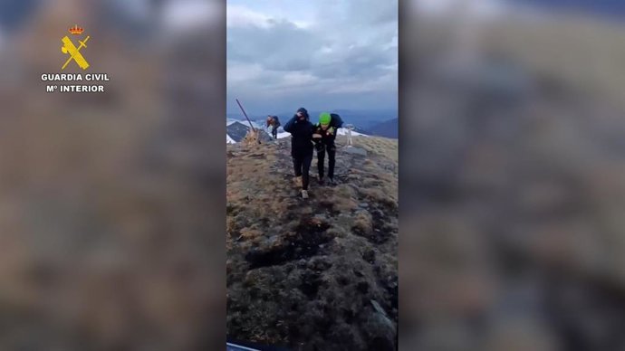 Momento del rescate de los montañeros que quedaron aislados en el pico Mustallar-Lagunas de Villouso de Vega de Espinareda (León).