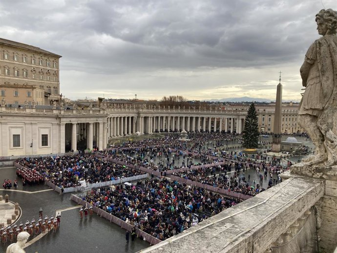 Archivo - 25 December 2025, Vatican, Vatican City: The faithful wait in St. Peter's Square for the Pope's Christmas message and the blessing "Urbi et Orbi". Photo: Sabine Dobel/dpa