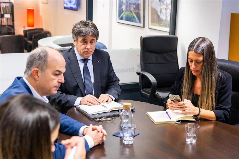 Archivo - (I-D) El secretario general de Junts, Jordi Turull; el líder de Junts, Carles Puigdemont y la portavoz de Junts en el Congreso, Miriam Nogueras, durante una reunión con miembros del partido, a 17 de enero de 2025, en Bruselas (Bélgica).