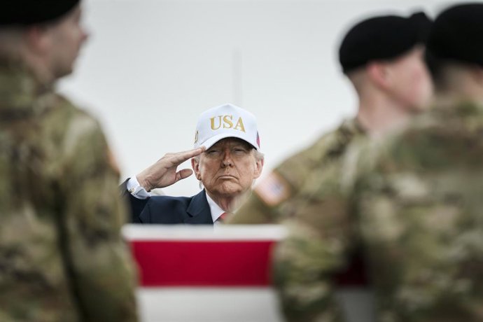 8 de março de 2026, Dover, Delaware, Estados Unidos da América: O presidente dos Estados Unidos, Donald Trump, faz uma saudação à medida que os restos mortais de seis soldados mortos por um drone iraniano chegam à Base Aérea de Dover, em 7 de março de 202