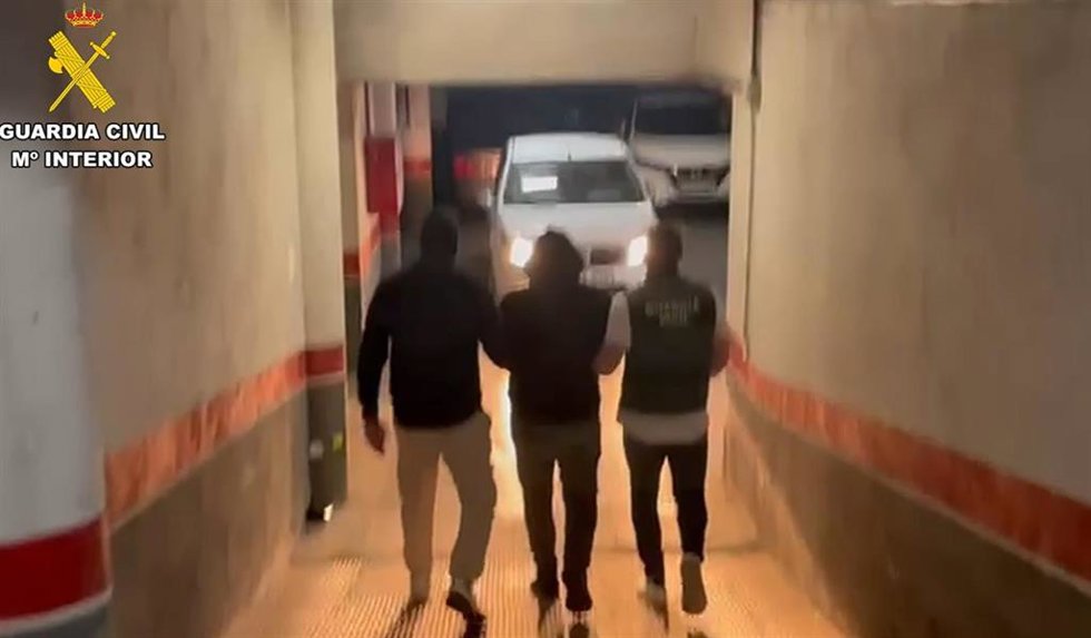 Un detenido y 160 kilos de hachís interevenidos en dos casas y en el doble fondo de un vehículo en una operación contra el tráfico de drogas.