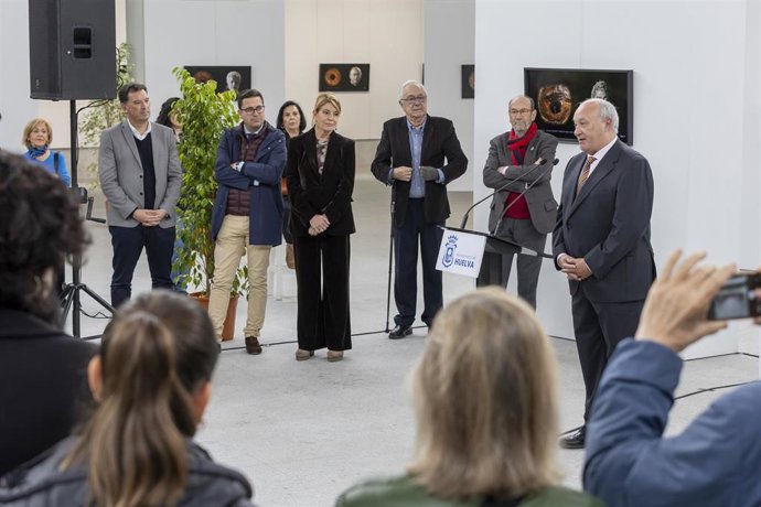 Inauguración de la muestra 'Mírame a los ojos' de Valentín Fernández Romero.