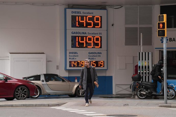 Cartel de precios en una gasolinera, a 4 de marzo de 2026, en Barcelona, Cataluña (España).