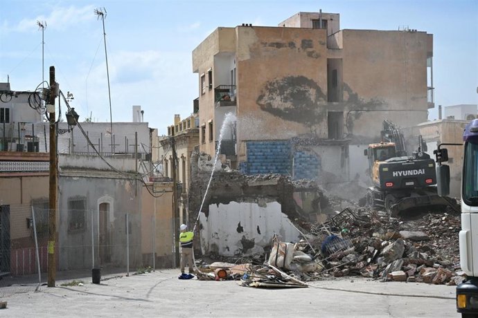 Operarios trabajan en la demolición de uno de los inmuebles expropiados en el entorno de la Alcazaba de Almería.