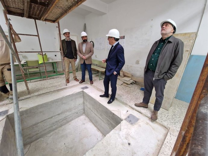 El delegado territorial de Desarrollo Educativo y Formación Profesional y de Universidad, Investigación e Innovación, Miguel Brines, visitando las obras de eliminación de barreras arquitectónicas en el IES Politécnico Jesús Marín de Málaga.