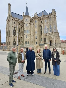 El vicesecretario de Educación e Igualdad del PP, Jaime de los Santos (tercero por la izquierda), ha visitado este viernes el Palacio Episcopal de Astorga (León).