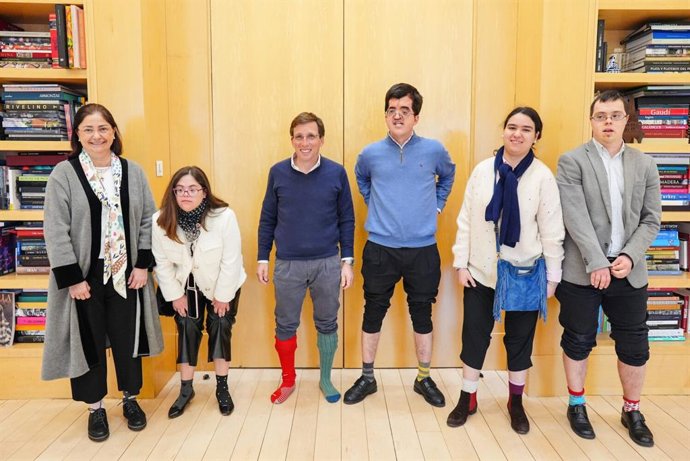 Almeida, con calcetines desparejados, aboga por la inclusión social, laboral y escolar ante el Día del Síndrome de Down