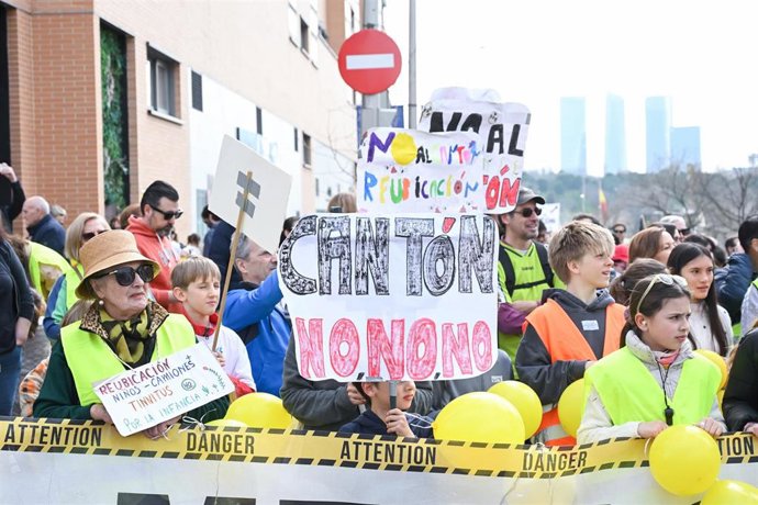 Persona porta pancarta con lema 'Cantón no' durante una manifestación vecinal para protestar por la construcción del cantón, en Montecarmelo, a 1 de marzo de 2026, en Madrid (España).