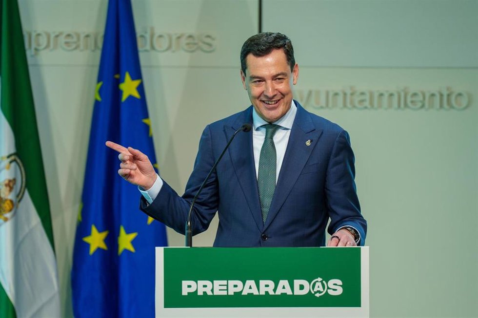 El presidente de la Junta de Andalucía, Juanma Moreno interviene en la clausura de la I Jornada del Programa Preparadas que se celebra en arcos de la Frontera (Cádiz). 