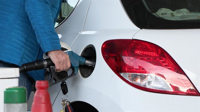 Sin topes a los márgenes, el IVA al 10% representará una bajada media de 17 cts en el gasóleo, según Facua.