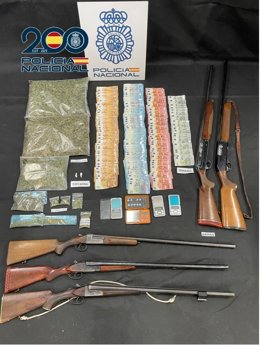 Droga, dinero y armas inacutadas en la operación policial contra el narcotráfico en Cabra.