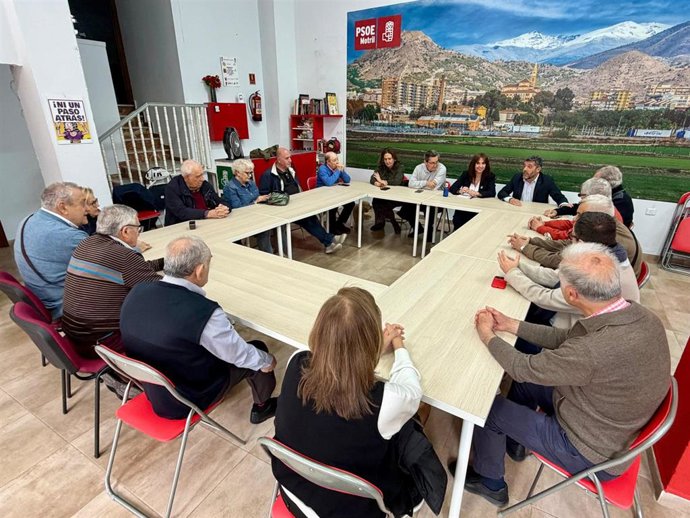 Reunión del PSOE con pensionistas de Motril (Granada).