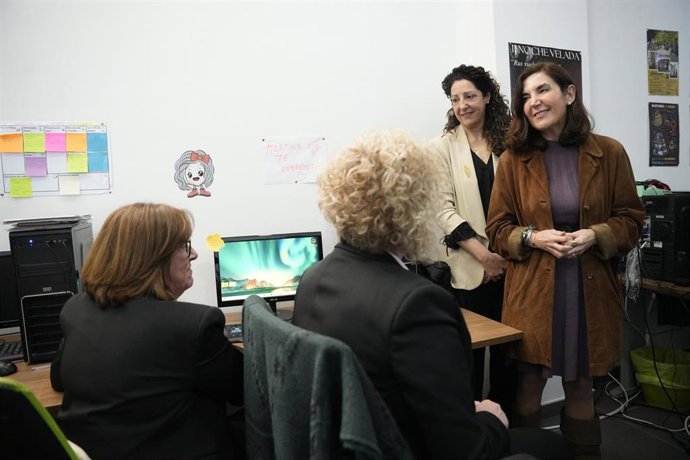 La delegada de Empleo, Empresa y Trabajo Autónomo en Jaén, Ana Mata (i), junto a la consejera del ramo, Rocío Blanco, en una reciente visita a Rus.