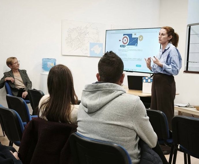 La directora general de Empresa, Autónomos y Comercio, Maria Antònia Sansó, en la reunión del PP de Inca para explicar las ayudas del Govern orientadas a los autónomos.