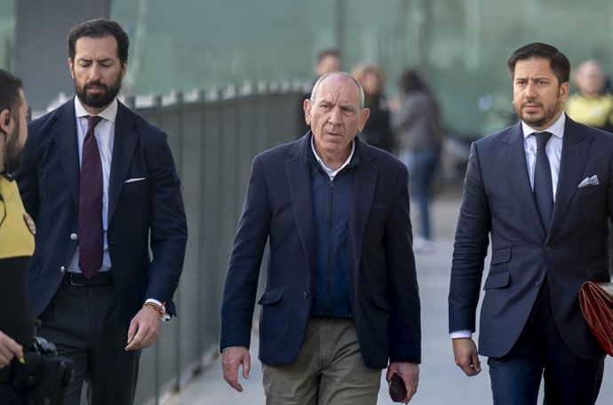 El exdirector adjunto operativo (DAO) de la Policía Nacional, José Ángel González (c), a su salida del Juzgado de Violencia sobre la Mujer Número 8, a 17 de marzo de 2026, en Madrid (España).