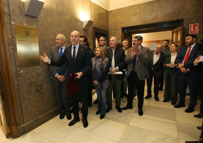 El alcalde de León, José Antonio Diez, y el resto de la corporación municipal descubren una placa con sus nombres tras las obras de renovació del salón de plenos de San Marcelo.