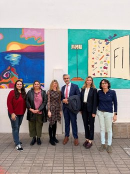 Cónsules desplegados en Baleares acuden a un centro educativo para impartir una charla sobre su actividad.