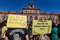 Docentes se reúnen con Junts, ERC, Comuns y CUP en el Parlament y critican la "ausencia" del PSC