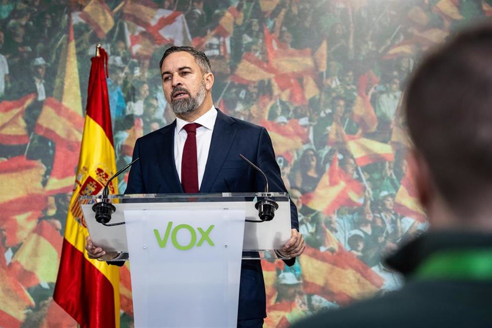 Archivo - El presidente de VOX, Santiago Abascal, valora los resultados de las elecciones extremeñas en una rueda de prensa, en la sede nacional del partido, a 22 de diciembre de 2025, en Madrid (España). 