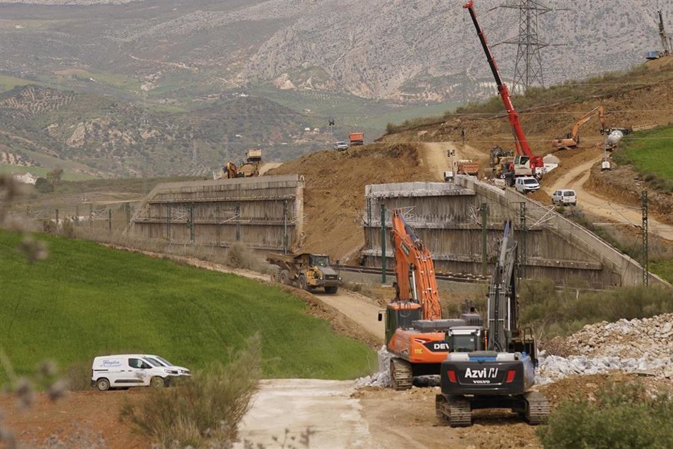 Imagen de las obras de emergencias sobre el talud que se vio gravemente afectado por el pasado temporal a su paso por Álora (Málaga) y que mantiene sin servicio directo la conexión del AVE Madrid-Málaga a las puertas de Semana Santa. 