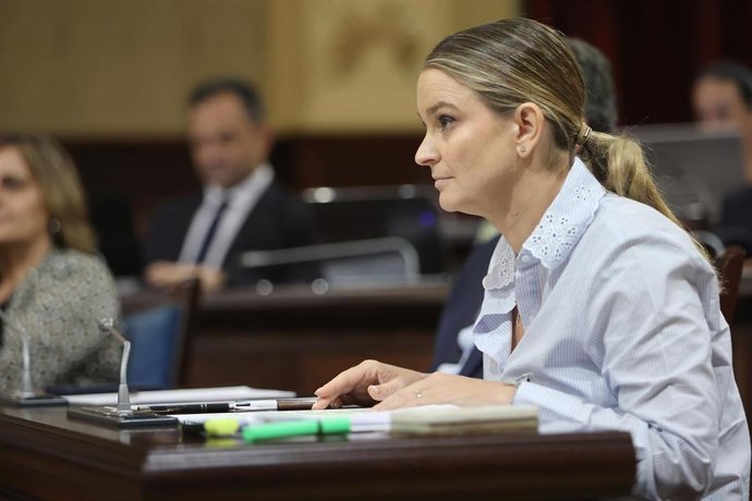 Archivo - La presidenta del Govern balear, Marga Prohens, interviene en un pleno del Parlament
