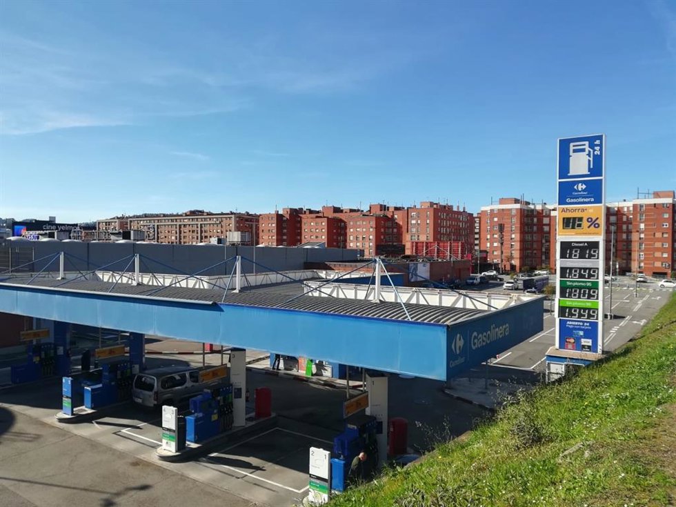 Archivo - Gasolinera de Carrefour en Asturias.