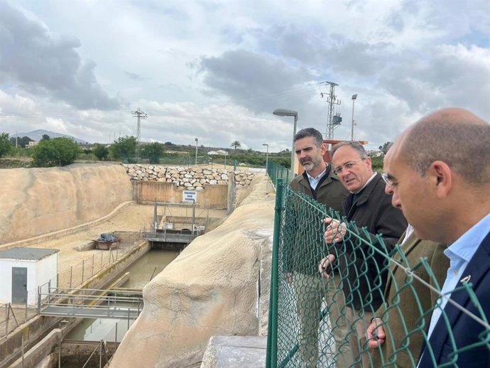 El consejero andaluz de Agricultura, Ramón Fernández-Pacheco, visita las instalaciones del trasvase Tajo-Segura en Almería.
