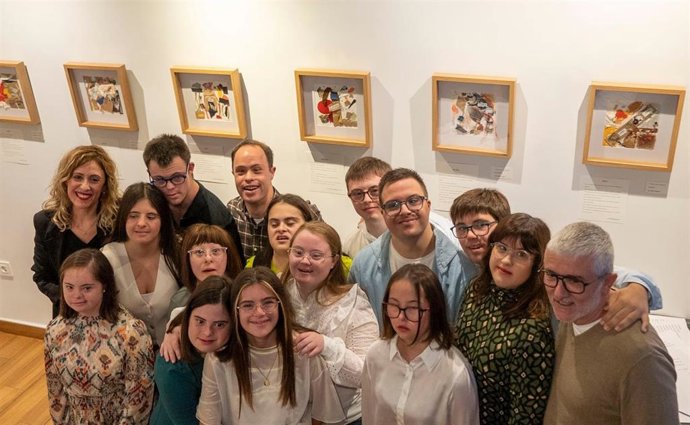 Miembros de la Escuela de Escritores de Assido con su coordinadora, Ángela Medina