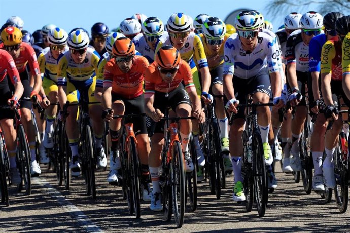 Euskaltel-Euskadiko txirrindulariak tropelean