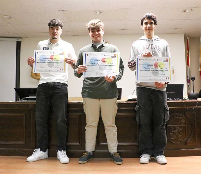 Alumnos que han logrado los tres primeros puestos en la fase local de la Ollimpiada de Geografía celebrada este viernes en la Universidad de León (ULE).