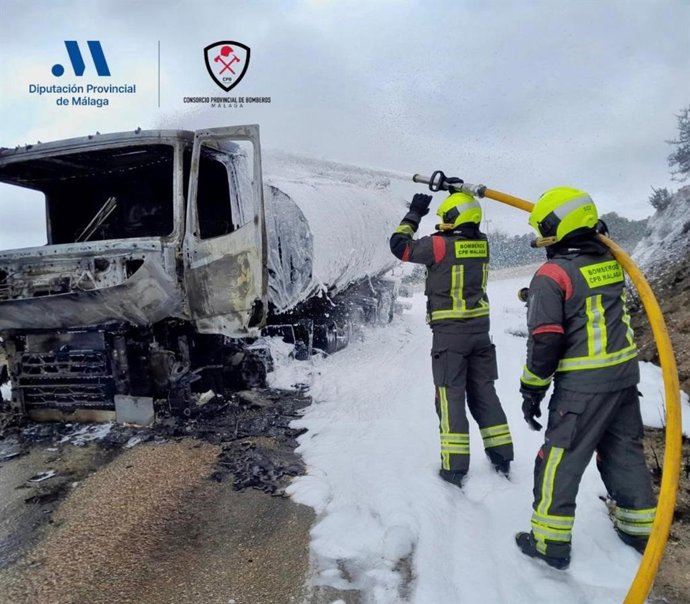 Efectivos del CPB intervienen en un incendio de un camión cisterna con gasoil