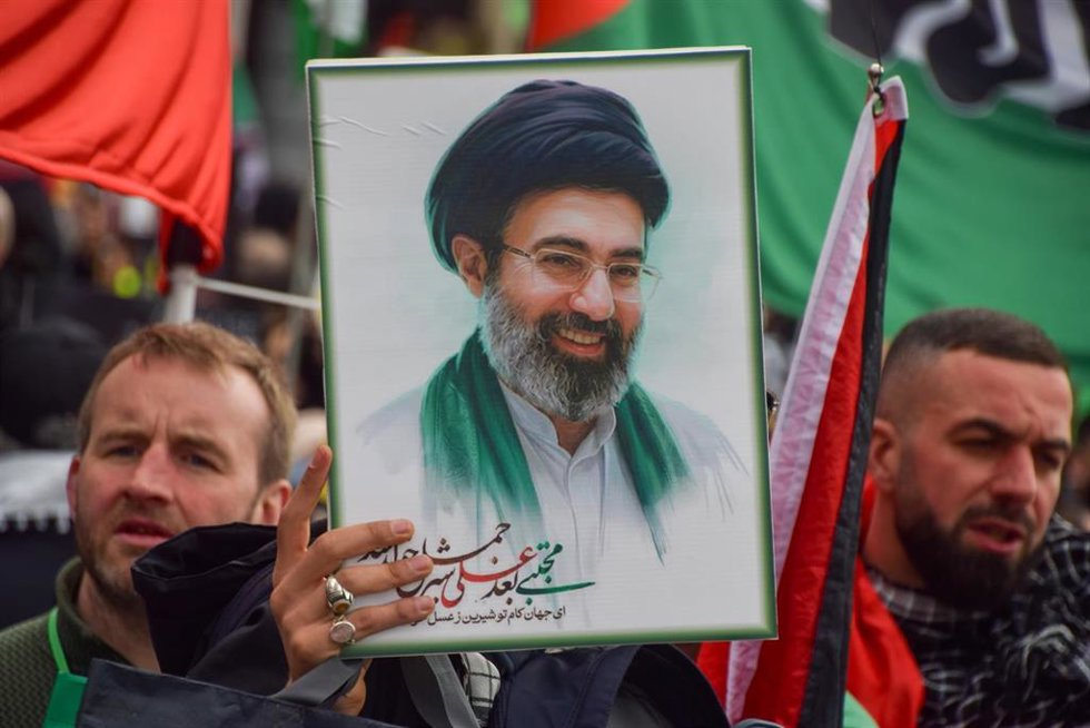 Manifestantes sostienen una imagen del nuevo líder supremo de Irán, Mojtaba Jamenei