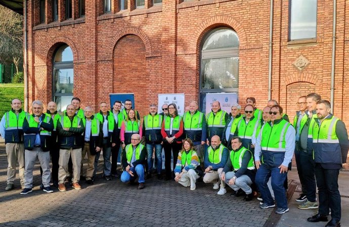 El consejero de Movilidad, Medio Ambiente y Gestión de Emergencias, Alejandro Calvo ( en el centro) durante la jornada 'Gijón y Avilés. Puertas de Asturias al mundo', organizada por The Propeller Club International-Port of Madrid en El Musel.