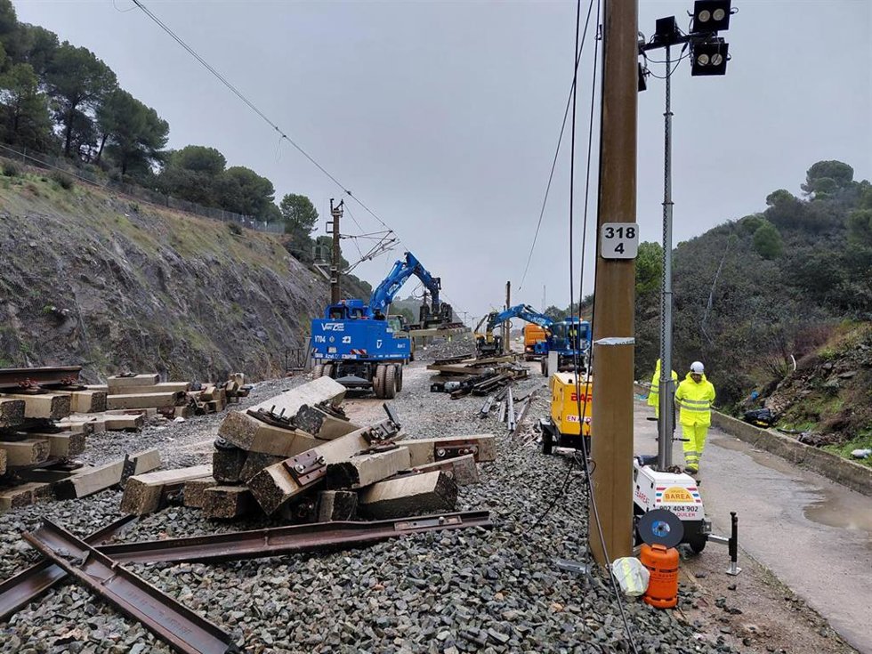 Archivo - Varios operarios durante las obras de reparación de las vías en Adamuz, tras el accidente.