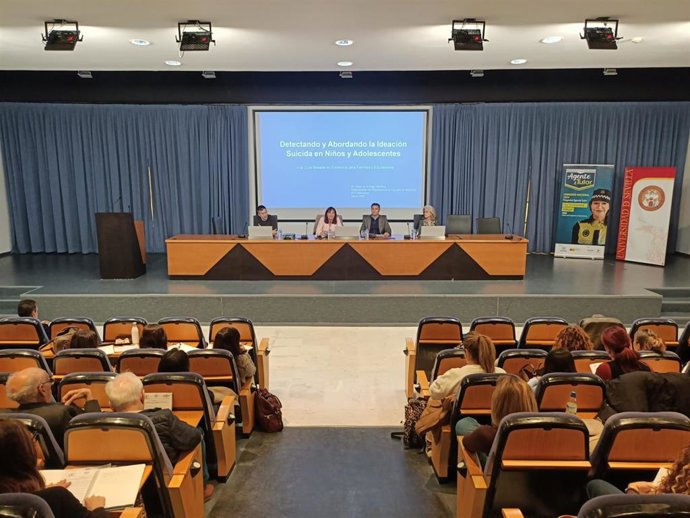 Agentes tutores de la Policía Local de Sevilla participan en unas jornadas sobre el acoso escolar, ciberacoso, convivencia y seguridad en el ámbito educativo, en la Facultad de Derecho.