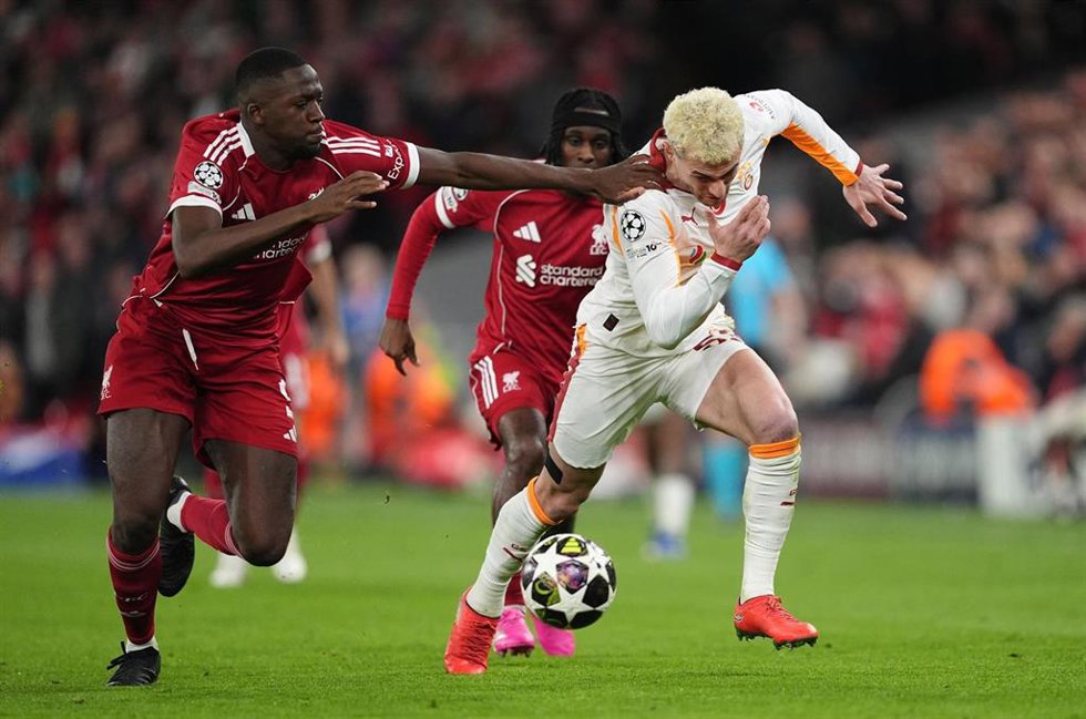 El jugador del Liverpool Ibrahima Konate lucha un balón ante el del Galatasaray Bar Alper Ylmaz en un partido de la Champions League.