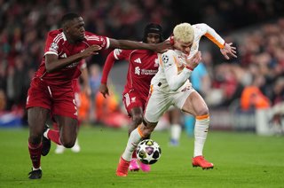 18 March 2026, United Kingdom, Liverpool: Liverpool's Ibrahima Konate (L) and Galatasaray's Baris Alper Yilmaz battle for the ball during the UEFA Champions League round of sixteen, second leg soccer match between Liverpool and Galatasaray at Anfield. Pho