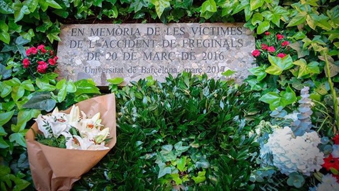 Ofrenda floral por las víctimas de Freginals