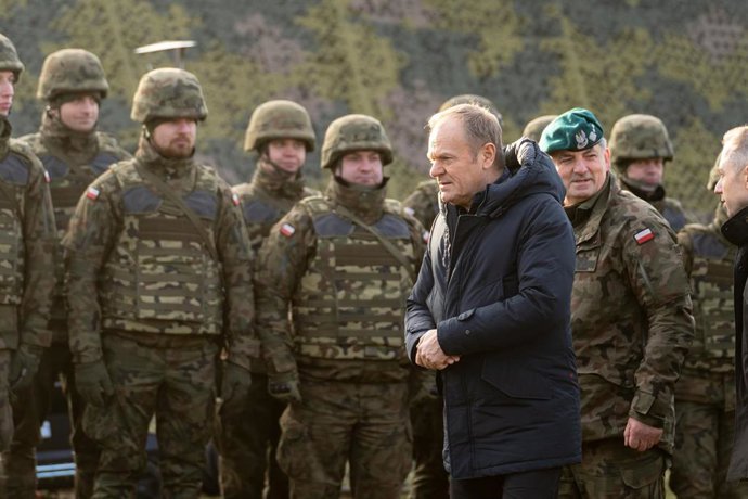 Archivo - El primer ministro polaco, Donald Tusk, durante una visita a las tropas.