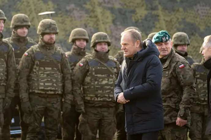 El primer ministro polaco, Donald Tusk, durante una visita a las tropas. - Marek Antoni Iwanczuk/SOPA Image / DPA - Archivo